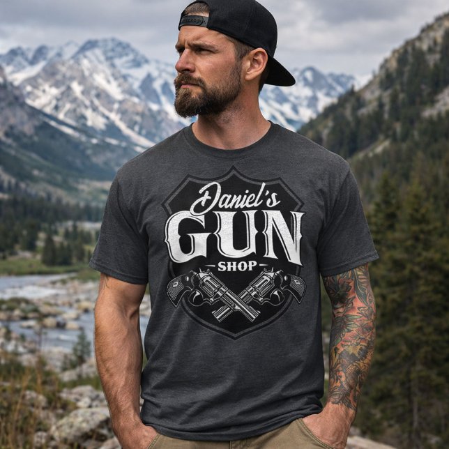 Personalisiert NAME Old Revolvers Gun Shop Feuerwa T-Shirt (Von Creator hochgeladen)