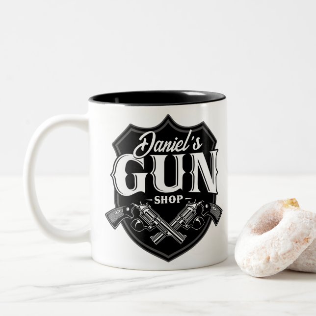 Personalisiert NAME Old Revolvers Gun Shop Feuerwa Zweifarbige Tasse (Mit Donut)