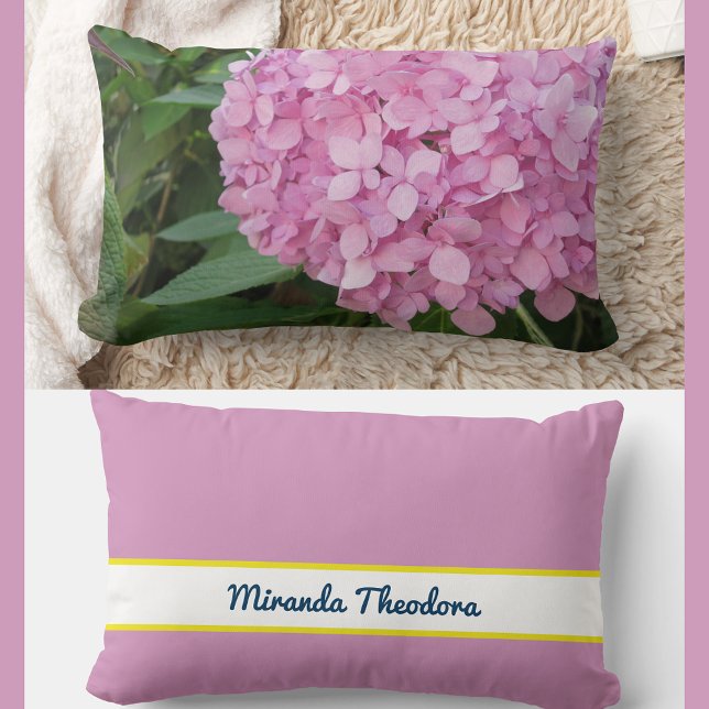 Personalisiert Name Pink Hydrangea Blume Lendenkissen (Modern, elegant personalized name accent pillow. Photo of pink purple hydrangea. Calligraphy script)