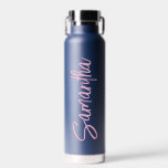 Personalisiert Name Script Typografy Simple Trinkflasche<br><div class="desc">Dieses Design kann in dem Bereich personalisiert werden, der durch das Ändern des Fotos und/oder Textes zur Verfügung gestellt wird. Sie können auch angepasst werden, indem Sie auf Vorlage personalisieren klicken und dann auf die Schaltfläche klicken, um weitere Optionen anzupassen, um die Hintergrundfarbe zu löschen oder zu ändern, Text hinzuzufügen,...</div>