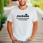 Personalisiert Name White Class 2025 Abschluss T-Shirt<br><div class="desc">Moderne, weiße, benutzerdefinierte Abschluss T - Shirt Design zeigt den Vornamen des Absolventen in fett schwarz dekorativen Stil mit Gradcap-Akzent (kann bei Bedarf neu positioniert werden) und minimale Klassen-Jahr-und Schulname-Formulierung, die mit den Informationen Ihres Abschlusses personalisiert werden kann. Beachten Sie, dass die T-Shirt Farben und Stil können alle geändert werden....</div>