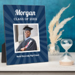 Personalisiert Navy-Klasse des Abschluss-Fotos 202 Fotoplatte<br><div class="desc">Modernes und minimales Schild mit einem leicht zu bedienenden Display für die Graduiertenparty wird Ihren Absolventen präsentieren! Design bietet ein quadratisches Foto des Abschlusses in Weiß mit einfachem und klassischem Vornamen, Klassenjahr und Schulnamen, die personalisiert werden können. Enthält eine subtile Sternexplosion. Die Farbe des dunkelblauen Hintergrunds kann so verändert werden,...</div>