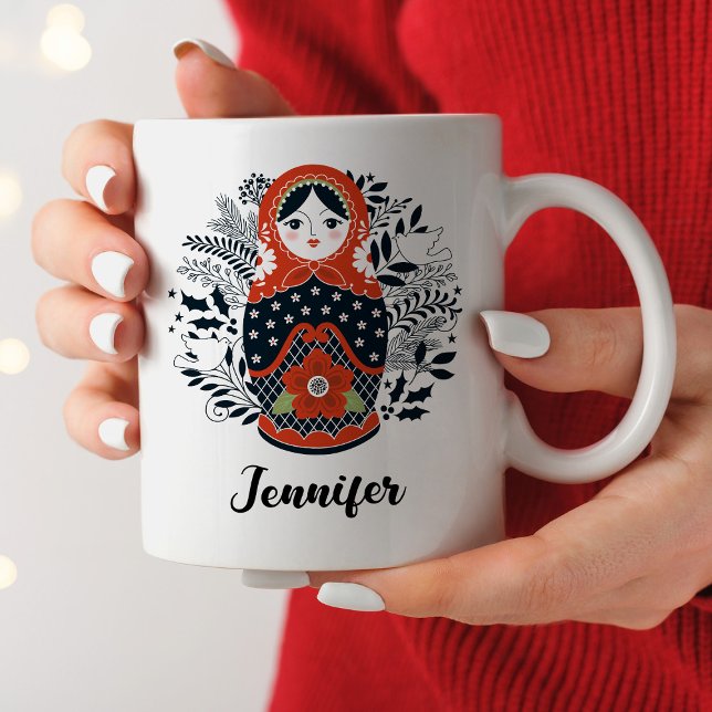 Personalisiert Niedliche Matryoshka Nesting Doll Kaffeetasse (A pretty Christmas Matryoshka doll decorates this mug, personalize it for Christmas.)
