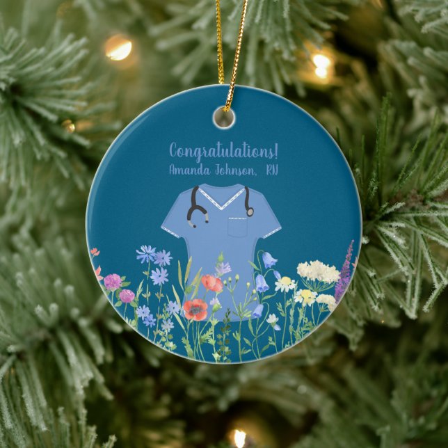 Personalisiert Nurse RN LPN NP Blue Scrubs Keramik Ornament (Baum)