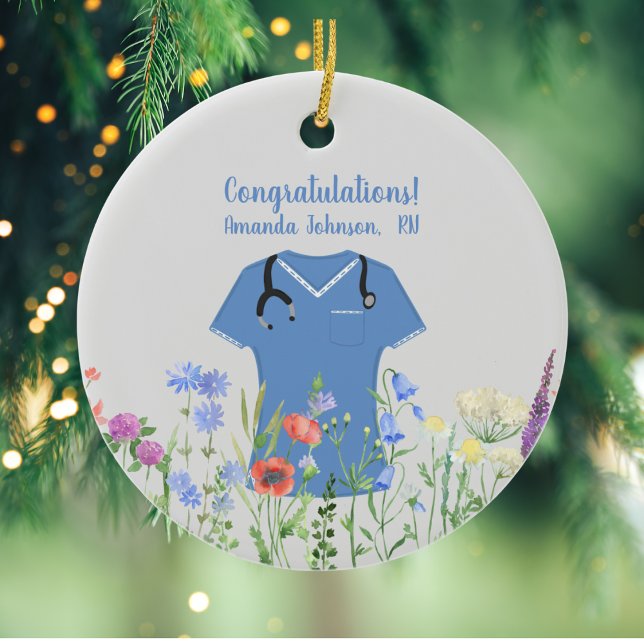 Personalisiert Nurse RN LPN NP Blue Scrubs Keramik Ornament (Von Creator hochgeladen)