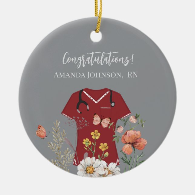 Personalisiert Nurse RN LPN NP Maroon Scrubs Keramik Ornament (Vorne)