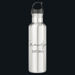 Personalisiert "Opa Est. [Jahr]" Wasserflasche Edelstahlflasche<br><div class="desc">Feiern Sie das Jahr wurde er ein Großvater mit diesem Brauch "Opa Est. [Jahr]" Wasserflasche, die perfekte Mischung aus sentimental und praktisch. Egal ob Erstgroßvater oder erfahrener Profi, diese schlanke und langlebige Flasche ist ein durchdachtes Geschenk, das er jeden Tag zu schätzen weiß. 💧 Features: Personalisiert mit dem Jahr, in...</div>