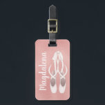 Personalisiert Pink Ballet Slippers Girl Rose Gold Gepäckanhänger<br><div class="desc">Dieses niedliche Design für den Tänzer bietet eine hübsche Rose goldfarbenen Hintergrund metallischer Textur und den Namen des Tänzers vertikal neben einer Aquarelldarstellung von hübsch rosa Ballettschlappen. Das Drehbuch des Namens sieht aus wie die Bänder der Zehenschuhe! Das Design ist auf beiden Seiten gleich. Copyright Anastasia Designs, alle Rechte vorbehalten....</div>