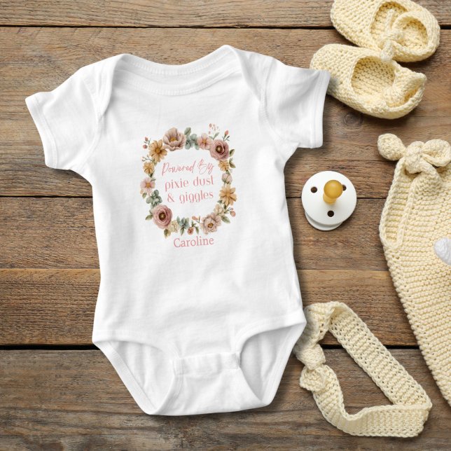 Personalisiert Pink Florals Baby Girl Geschenk Strampler (Pink Floral Wreath Personalized Baby Girl Body suit.  Powered by Pixie Dust and Giggles. )