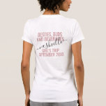 Personalisiert Pink Girls Wochenende Bestie Reise  T-Shirt<br><div class="desc">Personalisierter Girls Weekend Trip Custom T - Shirt mit bearbeitbarem Text und Text für Datum,  Ziel oder Ort,  Namen und lustiges Zitat wie "Besties,  Buds,  Getränke" macht einen lustigen und nützlichen Sake für Ihre Reise Squad oder Brautjungfrauen.</div>