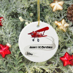 Personalisiert, Red Airplane & Santa, erste Weihna Keramik Ornament<br><div class="desc">Das Design verfügt über ein niedliches Rotes Flugzeug mit Santa Fliegen als Pilot. Das Flugzeug trägt auch ein Banner mit dem Namen Ihres Kindes, Weihnachten und Jahrestext. Die Rückseite hat einen "I Liebe You" Text. Passen Sie dieses Ornament mit Ihren spezifischen Details an. Das wäre perfekt für diesen kleinen Aviator!...</div>