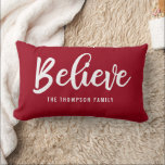 Personalisiert Red glaubst Script Weihnachtskissen Lendenkissen<br><div class="desc">Glaube an Handschrift | Holiday Throw Kissen in rot. Modernes Bauernhaus Typografie Design von BlackBerry Boulevard "Glaube" in einem weißen Schriftart auf einem soliden roten Hintergrund geschrieben. Personalisieren Sie es mit Ihrem Familiennamen. Andere Farben im Shop erhältlich. Perfektes Kissen für Ihre Wohngestaltung.</div>