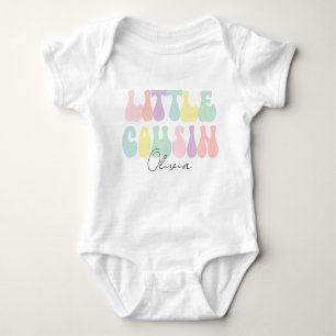 Personalisiert Retro Pastel Kleiner Cousin   Benut Baby Strampler