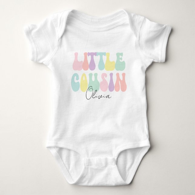 Personalisiert Retro Pastel Kleiner Cousin | Benut Baby Strampler (Vorderseite)