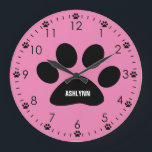 Personalisiert-Rosa-Hundepaw Große Wanduhr<br><div class="desc">Eine personalisierte,  rosa Hundsuhr,  die Sie ganz einfach auf dem Pfotendruck Namen hinzufügen können. Diese personalisierte Hundsuhr würde einem Hundefreund ein großartiges Geschenk machen.</div>