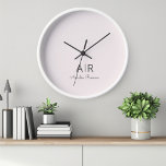 Personalisiert rosa Monogramm-Uhr<br><div class="desc">Fügen Sie Ihrem Raum eine Touch Eleganz hinzu mit unserer Personalisierten Pastel Pink Monogram Uhr. Dieses individuell gestaltete Uhrwerk mit seinem eleganten pastellrosa Hintergrund und Ihrem gewählten Initial und Namen macht es zu einer perfekten Ergänzung zu jedem Zimmer oder zu einem nachdenklichen Geschenk für jemanden, der etwas Besonderes ist. Diese...</div>