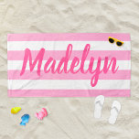 Personalisiert rosa Strickskriptname Strandtuch<br><div class="desc">Das personalisierte Strandtuchdesign zeichnet sich durch einen eigenen Text in einem modernen,  gürtnisch-rosa Drehbuch aus,  das mit einem Vor- oder Nachnamen vor einem Muster weißer Streifen auf einem hellrosa Hintergrund personalisiert werden kann. Farben und Schriftart-Stil können komplett angepasst werden.</div>