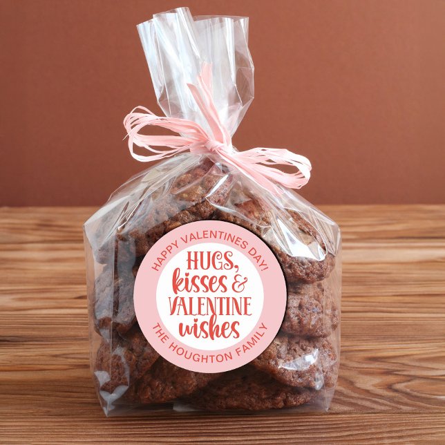 Personalisiert rosa Valentinaufkleber Runder Aufkleber (Personalize this cute pink hugs and kisses sticker for Valentines'd Day this year.)