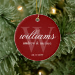 Personalisiert-Rot-Weiß-Monogramm Keramik Ornament<br><div class="desc">Ein klassisches Rot-Weiß-Monogramm Weihnachtsschmuck-Design. Ein tolles Hochzeitsgeschenk,  ein Jubiläum oder eine Verlobung.</div>