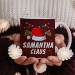 Personalisiert Santa Claus Hat Christmas Kaffeetasse<br><div class="desc">Dieses lustige Design der Weihnachtsmannmütze wird einfach mit Ihrem eigenen individuelle Name personalisiert. Machen Sie ein einzigartiges Set für die Winterferienfamilie Wiedersehen!</div>