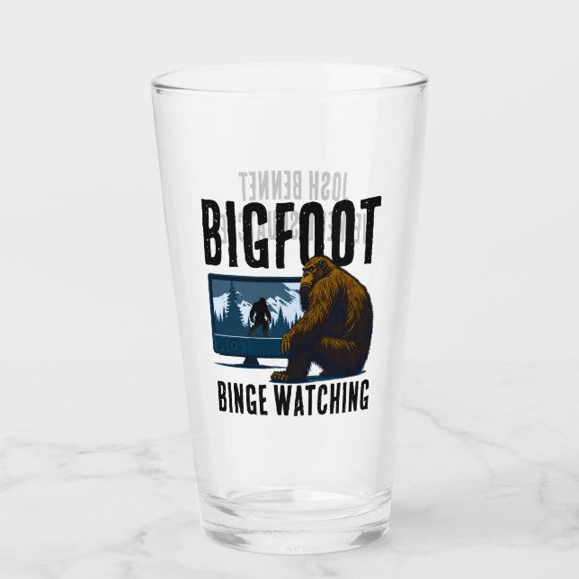Personalisiert Sasquatch Bigfoot Binge Watching Glas (Vorderseite)