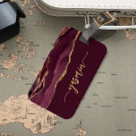 Personalisiert Signature Burgundy Red Gold Agate Gepäckanhänger<br><div class="desc">Dieses elegante,  moderne Design mit Ihrem Namen in senkrechter goldfarbener Handschrift auf bordeauxrotem Hintergrund mit einem bordeauxroten Aquarellrand besticht durch goldfarbenen Imitat-Glitzer. (Um die Swashes am Anfang und am Ende des Namens behalten,  ersetzen Sie nur die Buchstaben,  indem Sie die Symbole verlassen haben.)</div>