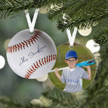 Personalisiert signiertes Baseball-Foto Ornament<br><div class="desc">Dieses individuelle Acrylschmuck ist das perfekte Urlaubsgeschenk für Baseball-liebende Kinder und zeichnet sich durch ein klassisches Baseballdesign aus. Aber was es wirklich auszeichnet, ist das anpassbare Textfeld, in dem Sie den Namen Ihres Kindes hinzufügen können, um ein personalisiertes Aussehen zu schaffen, das einer beruflichen Baseball-Signatur ähnelt. Personalisieren Sie die Rückseite...</div>