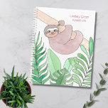 Personalisiert Sloth Planer<br><div class="desc">Dieser niedliche Planer ist mit einer Aquarellfarbe von einem lächelnden Faultier aus einem Zweig mit tropischen Blätter geschmückt. Auf der Rückseite steht Sloth Life, und Sie können diese Wörter ändern, wenn Sie wollen. Einfach anpassbar. Verwenden Sie die Option Entwurfswerkzeug, um die Textgröße, den Stil und die Farbe zu ändern. Weil...</div>
