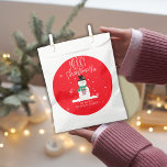 Personalisiert Snowman Christmas Fevor Bags Geschenktütchen<br><div class="desc">Freuen Sie sich auf Urlaub mit unseren bezaubernden "Niedlichen Schneemann" Frohe Weihnachtsgärten! 🎁 Anpassen mit Ihrem Familiennamen für eine besondere Touch. Ideal für das Gießen während der Wintersaison bieten diese festlichen Taschen einen fröhlichen Schneemann, der ein Geschenk mit der Nachricht "Frohe Weihnachten" hält. Ideal, um Leckereien zu teilen und saisonalen...</div>