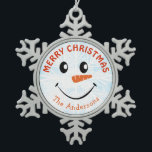 Personalisiert Snowman Face Schneeflocken Zinn-Ornament<br><div class="desc">Personalisiertes Snowman Face-Ornament mit blauem Aquarellhimmel und weißem Schneeflockenhintergrund.</div>