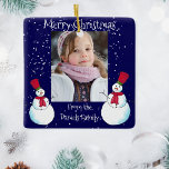 Personalisiert Snowman Foto Weihnachtskarte Keramikornament<br><div class="desc">Ein niedliches personalisiertes Weihnachtsschmuck mit einem fröhlichen Schneemanndesign. Fügen Sie einfach Ihr Foto und Text hinzu,  um eine einzigartige Baumdekoration zu schaffen,  die perfekt für Familienmitglieder und Freunde geeignet ist.</div>