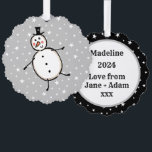 Personalisiert Snowman Weihnachten Ornament Karte<br><div class="desc">Diese personalisierte Weihnachtskarte zeigt den Snowman-Charakter der Weihnachtszeit-Crew.</div>
