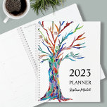 Personalisiert stilvoll planer<br><div class="desc">Dieser einzigartige Planner zeichnet sich durch einen bunten Mosaikbaum aus. Einfach mit Ihrem Namen und Jahr anpassbar. Ändern Sie mithilfe des Entwurfstools die Textgröße, den Stil oder die Farbe. Weil wir unsere Kunstwerke erstellen, werden Sie dieses exakte Bild von anderen Designern nicht finden. Original Mosaik © Michele Davies.</div>
