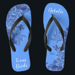 Personalisiert Team Bride Favor Blue Lotus Floral Flip Flops<br><div class="desc">Diese eleganten, Vintagen Flip Flops, die eine aufwändige Illustration des blauen Lotus-Blumenmusters enthalten, sind ein unvergessliches Geschenk für Hochzeitsfeier-Mitglieder: Braut, Brautjungfrauen, Brautmutter, Trauzeugin... Sie fügen Ihrem Hochzeitstag, Junggeselinnen-Abschied oder anderen Feierlichkeiten eine stilvolle Glamour hinzu. Strich Anpassen Sie es mit Ihrer Formulierung durch die Vorlagenfelder. Wenn Sie gewollt haben, um den...</div>
