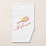 Personalisiert Tennis Ball Clay Court Name Handtuch<br><div class="desc">Personalisiertes Tennishandtuch mit einer einfachen niedlichen Tennisschlägergrafik und individuelle Name oder Text in einem femininen gürtlichen und modernen hübschen Drehbuch Schriftart Monogramm in Tonhölzern - Rostschildkröte Orangenkupfer. Jeder Tennisspieler,  Trainer oder Clubmanager würde das elegante Aussehen dieses modernen und minimalen nützlichen Tennis-Schwitzhandtuch oder Handtuch im Badezimmer schätzen.</div>