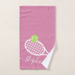 Personalisiert Tennis Elegante Rosa Skriptname Handtuch<br><div class="desc">Personalisiertes Tennishandtuch mit einer einfachen Tennisschlägergrafik,  individuelle Name oder Text und modernes hübsches Drehbuch Schriftart Monogramm in Rosa und Grün. Ein ideales Geschenk für einen weiblichen oder mädchenhaften Tennisspieler mit feminininem und mädchenhaftem Aussehen mit modernem und minimalem Design.</div>