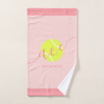 Personalisiert Tennis Sport Rosa Handtuch<br><div class="desc">Personalisierte Rose goldrot und korallenrosa Tennishandtuch mit einem einfachen niedlichen Tennisball "Ass" Design und individuelle Name oder Text in einem femininen mädchenhaften und modernen hübschen Drehbuch Schriftart Monogramm. Alle Mädchen oder Frauen Tennisspieler würden den eleganten Look dieses modernen und minimalen nützlichen Tennisgeschenk schätzen.</div>