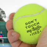 Personalisiert Touch meine Tennisball nicht Tennisbälle<br><div class="desc">"Touch meine Bälle nicht" Zitat auf Tennisbällen mit deinem Monogramm. Brutto-Spaß ...  oder die ernst zu nehmende soziale Distanzierung der Tennisregeln,  wie in der Ankündigung des Nassau-Landkreises Florida-Beamten angegeben. Vielleicht beides gleichzeitig.</div>