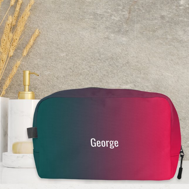 Personalisiert Trendy Modern Dark Red Green Ombre Waschbeutel (A stylish personalized dopp kit toiletry bag with a dark green and red ombre design)