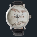 Personalisiert Vintager Baseball Armbanduhr<br><div class="desc">Ein Foto eines abgenutzten Baseballs bildet den Hintergrund für diese personalisierte Uhr,  die in einem geröteten Schriftart in einem rötlich-braunen Schatten,  der zum Nähen passt,  einen individuellen Namen trägt. Ideal für den Baseball- oder Sportfans auf Ihrer Geschenkliste.</div>