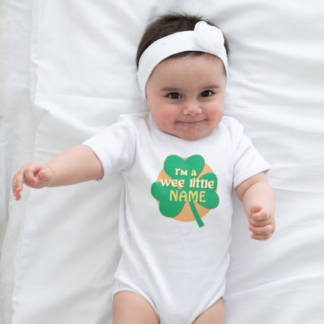 Personalisiert Wee Little Irish Baby Strampler (Celebrate with style! Personalized Irish baby tees for St. Patrick's Day and beyond. Order now!)