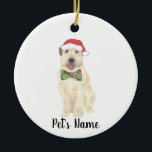 Personalisiert Wheaten Terrier Christmas Hat Bow K Keramik Ornament<br><div class="desc">Ich bin in Liebe mit dieser wunderschön detaillierten Aquarell-Abbildung eines lächelnden Weizenterfahrers mit wenig roter Weihnachtsmannmütze und einer Bogen-Krawatte! Personalisieren Sie diese Ornamente und machen Sie die schöne Liste in diesem Jahr! Für die perfekten Geschenke, paaren Sie es mit einem passenden Artikel aus der Kollektion für ein nachdenkliches Hauswärmen, Brautparty,...</div>
