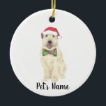 Personalisiert Wheaten Terrier Christmas Hat Bow K Keramik Ornament<br><div class="desc">Ich bin in Liebe mit dieser wunderschön detaillierten Aquarell-Abbildung eines lächelnden Weizenterfahrers mit wenig roter Weihnachtsmannmütze und einer Bogen-Krawatte! Personalisieren Sie diese Ornamente und machen Sie die schöne Liste in diesem Jahr! Für die perfekten Geschenke, paaren Sie es mit einem passenden Artikel aus der Kollektion für ein nachdenkliches Hauswärmen, Brautparty,...</div>