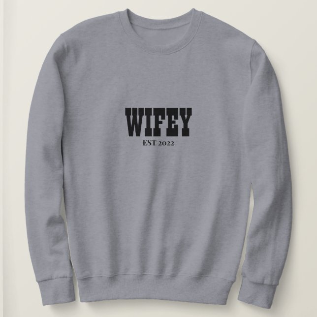 personalisiert Wifey Est 2022 Sweatshirt, Mrs. Swe Sweatshirt (Design vorne)