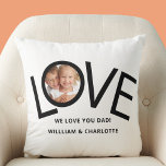 Personalisiert Wir Liebe Sie Vater Foto Kissen<br><div class="desc">Dieses "Wir Liebe du Vater!" Foto Kissen ist mit dem Wort LIEBE in schwarzer Typografie auf einem weißen Hintergrund dekoriert. Einfach mit Ihrem Foto und Namen anpassbar. Perfekt als Vatertagsgeschenk.</div>