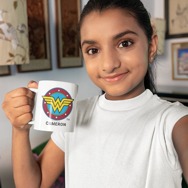 Personalisiert Wonder Woman | Circle & Stars Logo Zweifarbige Tasse (Kid holding mug)