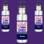 Personalisiert zurück zur dritten Schulstufe Edelstahlflasche<br><div class="desc">Personalisiert zurück zur Schule Wasserflasche der dritten Klasse aus Edelstahl. Passen Sie es mit Ihrem Namen an,  um einen schicken,  gürteleigenen Look zu erhalten.</div>