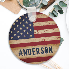 Personalisierte amerikanische Flagge Rustic Wood P Schlüsselanhänger