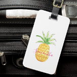 Personalisierte Ananas Gepäckanhänger<br><div class="desc">Dieses mädchenhafte Gepäckanhänger ist mit einer gelben Ananas in Aquarellfarbe und einem Namen in rosa Typografie dekoriert. Sie können ihn anpassen, indem Sie den Namen ändern oder ihn zu einem Monogramm machen. Weil wir unsere Kunstwerke erstellen, werden Sie dieses exakte Bild von anderen Designern nicht finden. Original Wasserfarbe © Michele...</div>