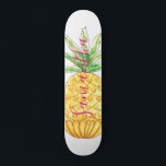 Personalisierte Ananas Skateboard<br><div class="desc">Dieses mädchenhafte Skateboard ist mit einer handgezogenen Ananas in Gelb- und Grüntönen mit rosa Typografie dekoriert. Einfach anpassbar mit unserem Namen. Weil wir unsere eigenen Kunstwerke erstellen,  werden Sie dieses exakte Bild von anderen Designern nicht finden. Original Wasserfarbe © Michele Davies.</div>
